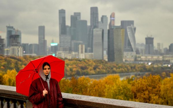 Cô gái trên đài quan sát trên đồi Chim sẻ ở Moskva trong lúc trời mưa. - Sputnik Việt Nam