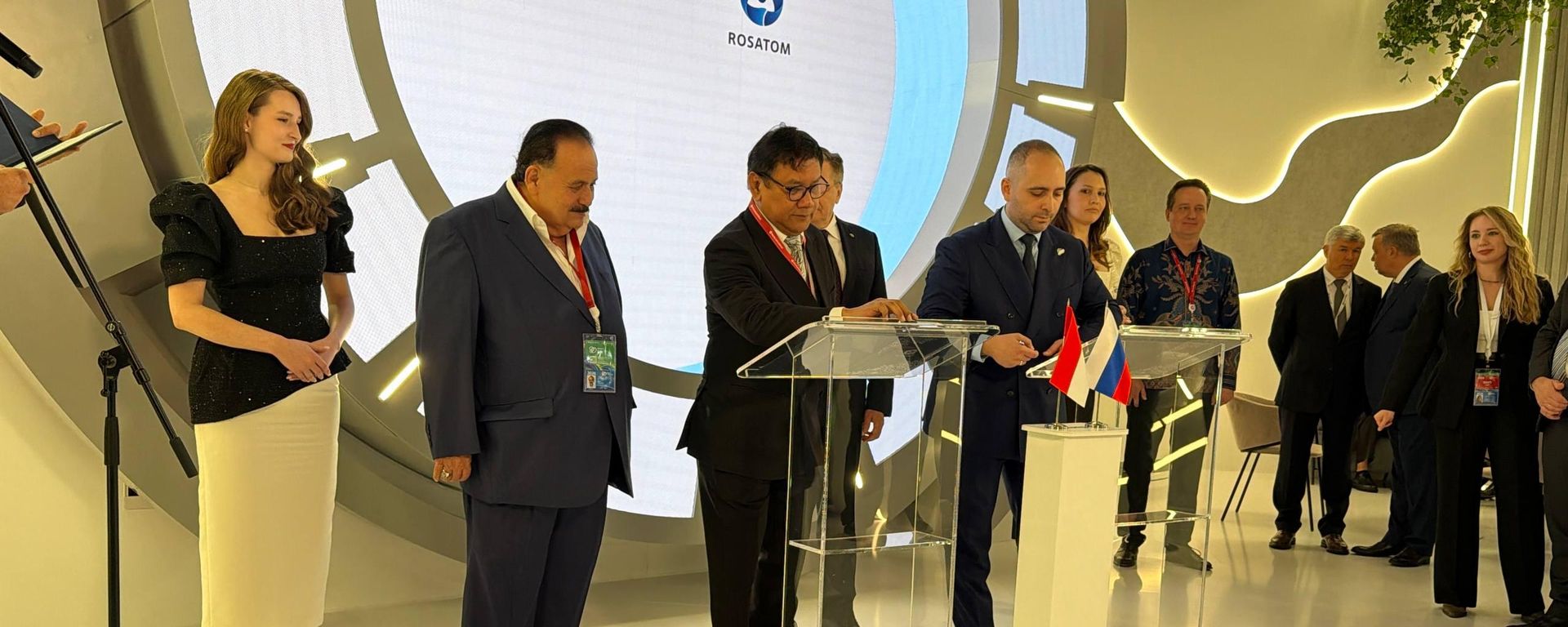 Tập đoàn Rosatom ký thỏa thuận cung cấp 2 nhà máy điện hạt nhân nổi cho Indonesia
 - Sputnik Việt Nam, 1920, 16.10.2026