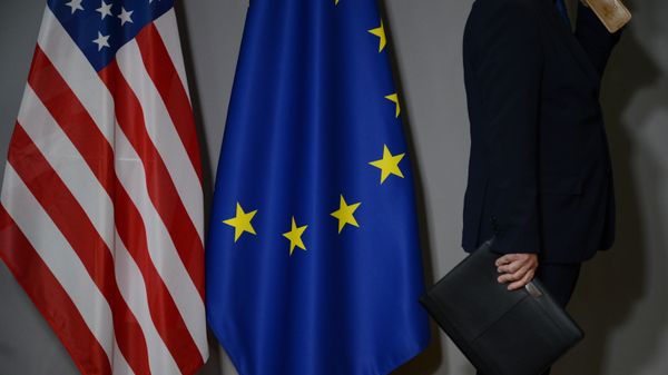 Cờ Mỹ và EU tại Brussels - Sputnik Việt Nam
