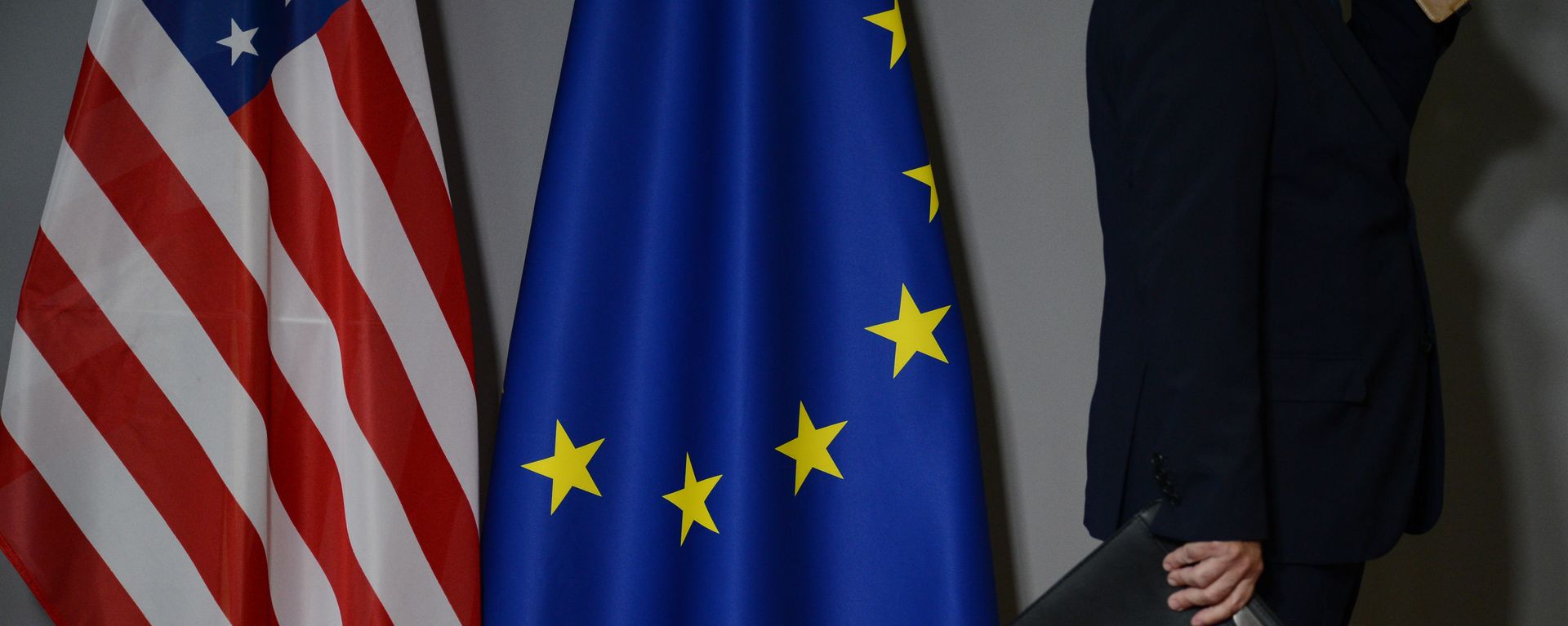 Cờ Mỹ và EU tại Brussels - Sputnik Việt Nam, 1920, 16.10.2026