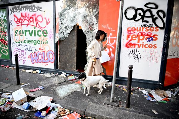 Cửa kính cửa hàng bị vỡ trong các cuộc bạo loạn và cướp bóc ở Paris. - Sputnik Việt Nam