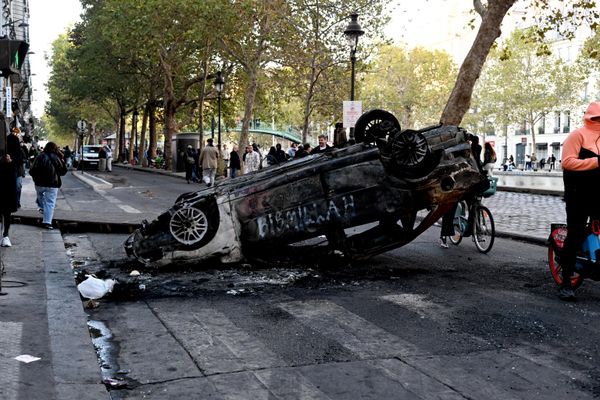 Một chiếc xe bị cháy trong các cuộc bạo loạn và cướp bóc ở Paris. - Sputnik Việt Nam