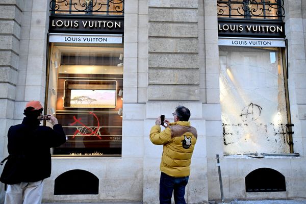 Cửa hàng Louis Vuitton sau các cuộc bạo loạn và cướp bóc ở Paris. - Sputnik Việt Nam