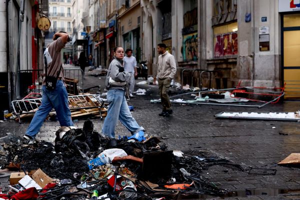 Rác rưởi và các mảnh vỡ trên đường sau các cuộc bạo loạn và cướp bóc ở Marseille. - Sputnik Việt Nam