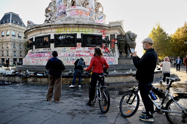 Hình vẽ graffiti trên một tượng đài ở Quảng trường Cộng hòa sau các cuộc bạo loạn và cướp bóc ở Paris. - Sputnik Việt Nam