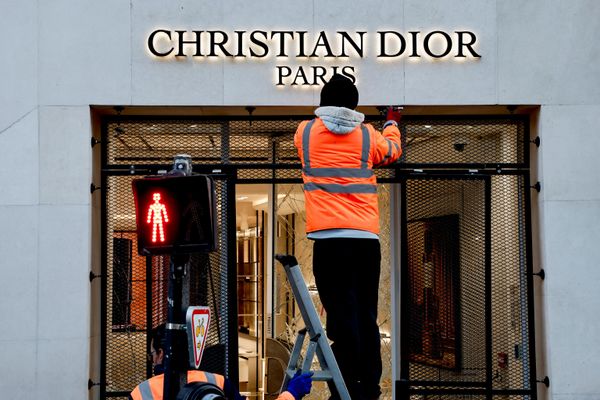 Cửa sổ bị vỡ của một cửa hàng Christian Dior sau các cuộc bạo loạn và cướp bóc ở Paris. - Sputnik Việt Nam