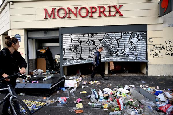 Một cửa hàng bị hư hại sau các cuộc bạo loạn và cướp bóc ở Paris. - Sputnik Việt Nam