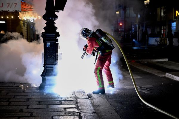 Công tác chữa cháy sau các cuộc bạo loạn và cướp bóc ở Paris. - Sputnik Việt Nam