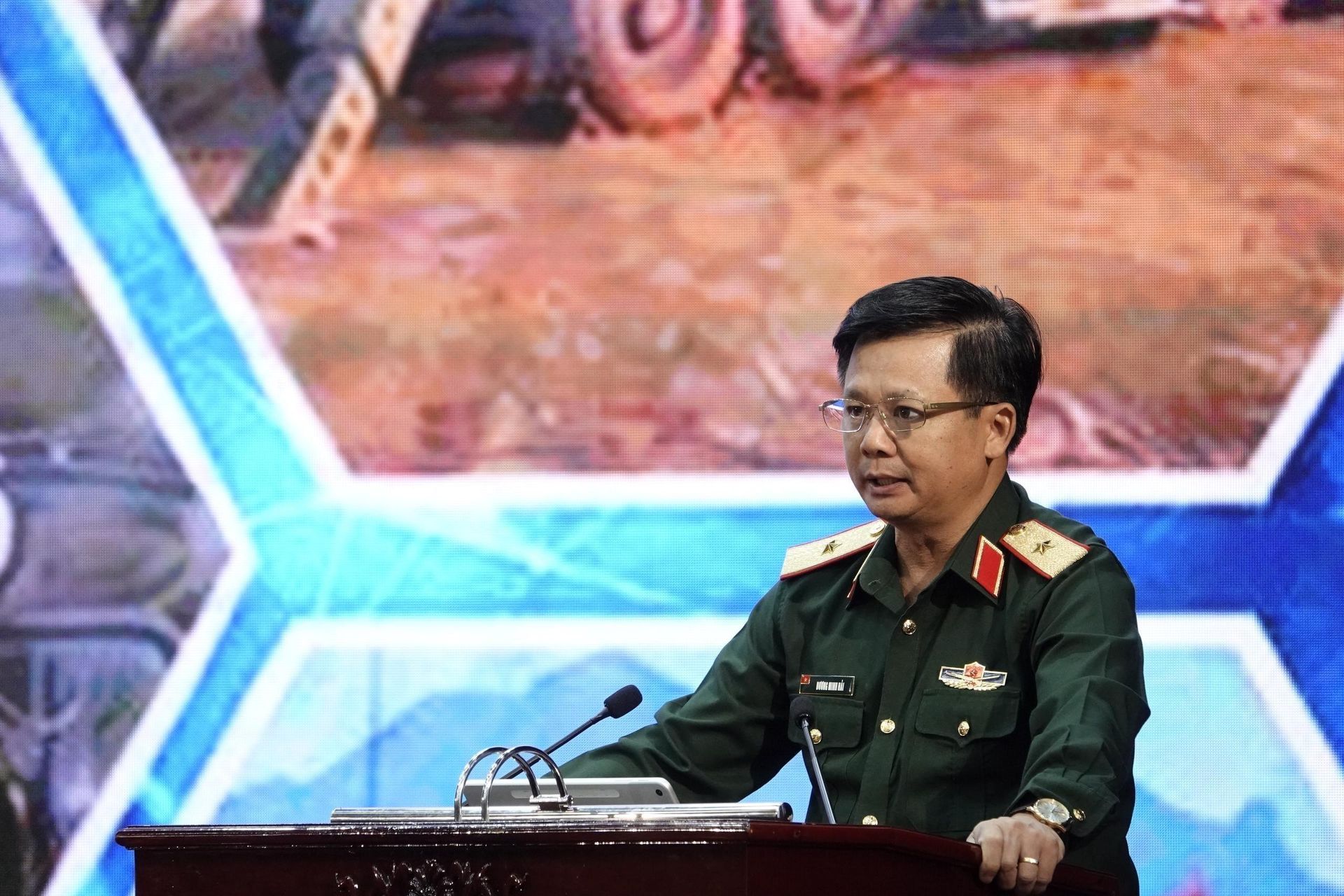 Thiếu tướng, Tiến sĩ Dương Minh Hải, Cục trưởng Cục Khoa học quân sự (Bộ Quốc phòng), phát biểu tại hội thảo - Sputnik Việt Nam, 1920, 19.10.2026