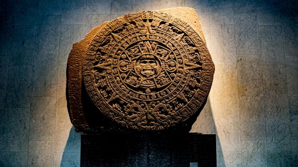 Một phiến đá mặt trời của người Aztec được trưng bày trong Phòng trưng bày Văn hóa Mexico tại Bảo tàng Nhân chủng học Quốc gia. - Sputnik Việt Nam