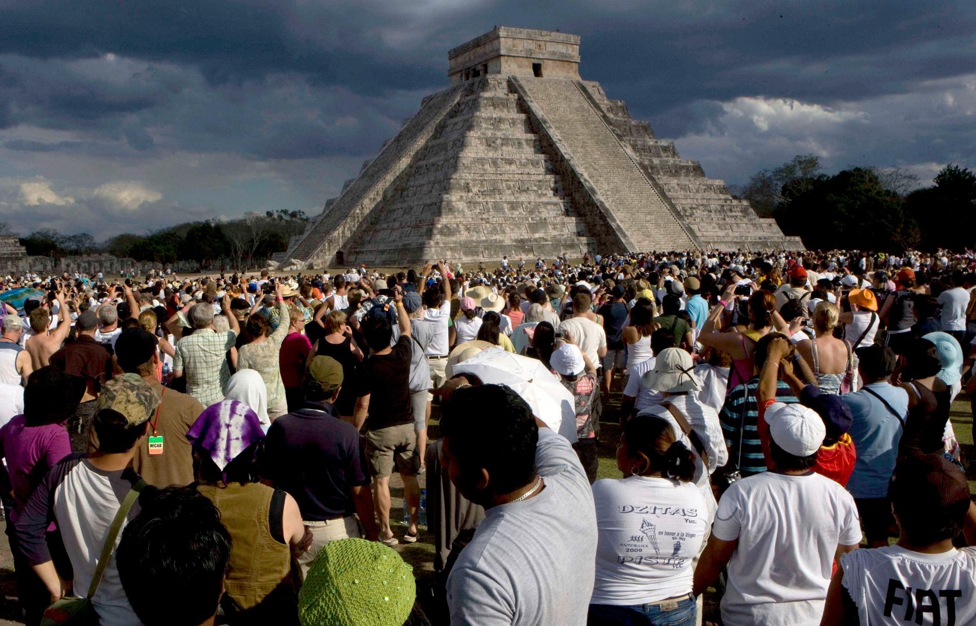 Người dân tập trung trước Kim tự tháp Kukulkan ở Chichen Itza, Mexico, để kỷ niệm ngày xuân phân. - Sputnik Việt Nam, 1920, 19.10.2026