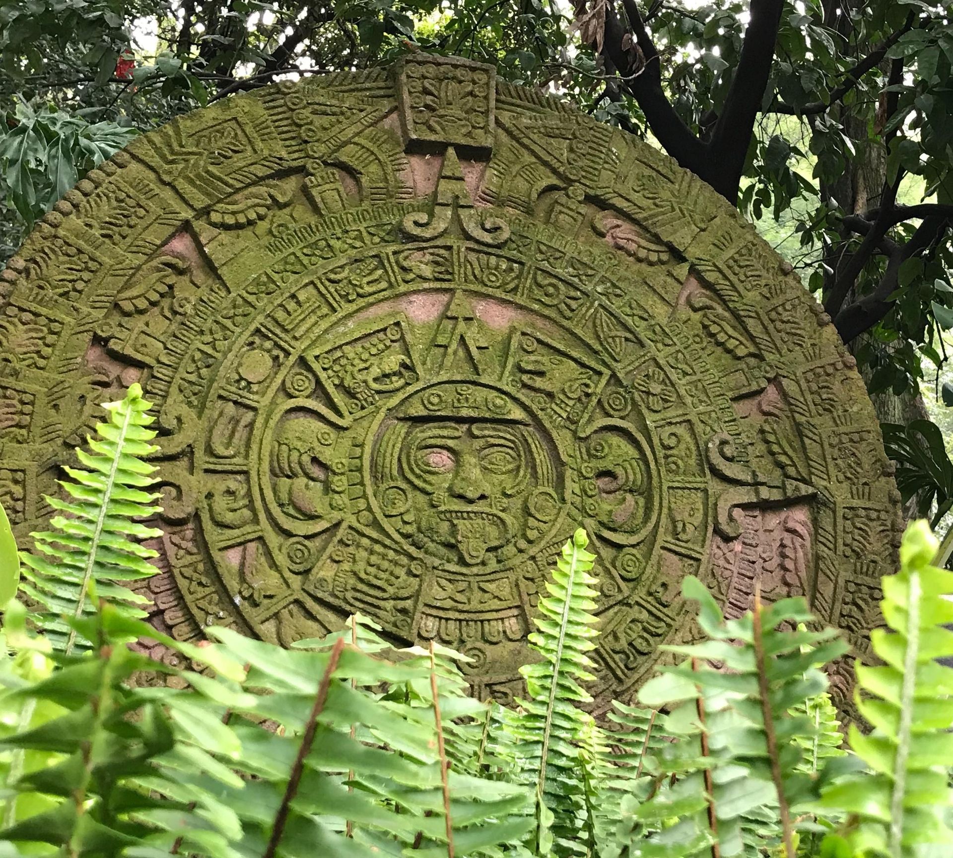 Tác phẩm Hòn đá Mặt trời nằm tại Trung tâm Văn hóa Jesús Reyes Eroles ở Coyoacán, Thành phố Mexico. - Sputnik Việt Nam, 1920, 19.10.2026
