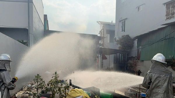 Lực lượng chức năng xử lý tại khu vực rò rỉ hóa chất. - Sputnik Việt Nam