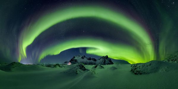 Bức ảnh "Double Arch Over Stokksnes" (Vòm đá kép trên vùng Stokksnes) của nhiếp ảnh gia Tây Ban Nha Tomas Sanchez Ruiz, người được vinh danh là "Nhiếp ảnh gia của năm 2026" hạng mục Nghiệp dư tại Giải thưởng Nhiếp ảnh Panorama Quốc tế EPSON lần thứ 17. - Sputnik Việt Nam