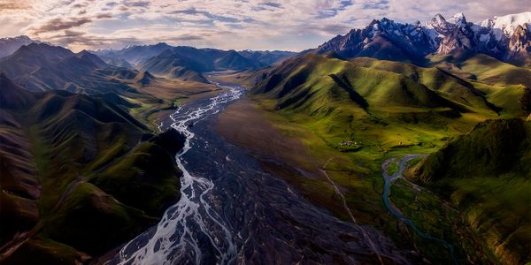 Bức ảnh "The Great Divide" (Sự chia cắt vĩ đại) của nhiếp ảnh gia Thổ Nhĩ Kỳ Sarp Erol, lọt vào Top 50 hạng mục Ảnh chụp từ trên không (Amateur Aerial) tại Giải thưởng Nhiếp ảnh Panorama Quốc tế EPSON lần thứ 17. - Sputnik Việt Nam