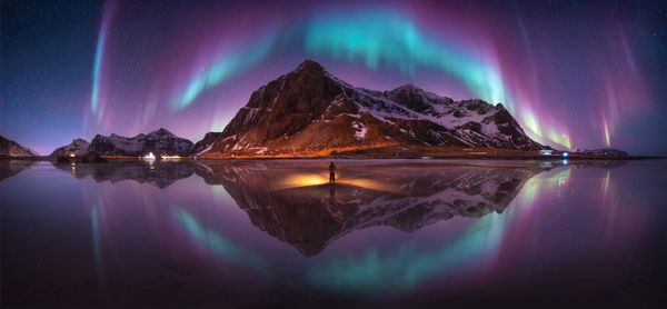 Bức ảnh "The Emerald Arch Over Lofoten" (Vòm ngọc lục bảo trên quần đảo Lofoten) của nhiếp ảnh gia Thái Lan Wutimet Bunyasirisith, được vinh danh là "Nhiếp ảnh gia xuất sắc nhất khu vực Đông Nam Á" (Southeast Asia Open Photographer of the Year) tại Giải thưởng Nhiếp ảnh Panorama Quốc tế EPSON lần thứ 17. - Sputnik Việt Nam
