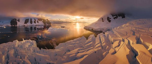 Bức ảnh “Antarctic Nights” (Những đêm Nam Cực) của nhiếp ảnh gia Hà Lan Max Terwindt, nhận giải thưởng của Ban giám tuyển (Curators Award) tại Giải thưởng Nhiếp ảnh Panorama Quốc tế EPSON lần thứ 17. - Sputnik Việt Nam
