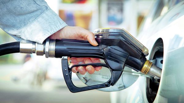 Đổ nhiên liệu cho xe - Sputnik Việt Nam