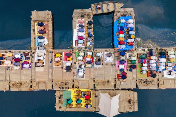 Tác phẩm Floating Friday Prayers của nhiếp ảnh gia Bangladesh Muhammad Amdad Hossain. Giải Nhất. Hạng mục: Nhìn từ trên xuống, ảnh đơn - Sputnik Việt Nam