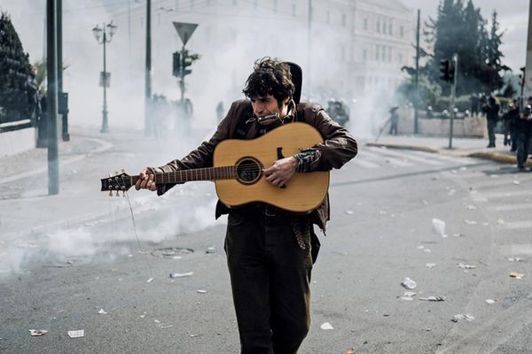 Tác phẩm The Guitarist Protester của nhiếp ảnh gia  Hy Lạp Aggelos Barai. Giải Nhì. Hạng mục: Chân dung – Những anh hùng của thời đại chúng ta, ảnh đơn - Sputnik Việt Nam