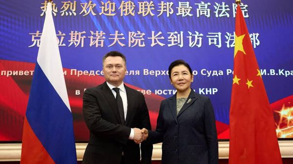 Chủ tịch Tòa án Tối cao Nga Igor Krasnov đã gặp Bộ trưởng Tư pháp Trung Quốc He Rong - Sputnik Việt Nam