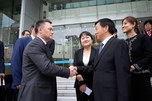 Trong khuôn khổ chuyến thăm chính thức Trung Quốc, Chánh án Tòa án Tối cao Nga Igor Krasnov đã đến Thượng Hải và tìm hiểu hoạt động của các cơ quan xét xử tại địa phương.  - Sputnik Việt Nam