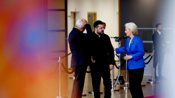Chủ tịch Hội đồng Châu Âu António Costa, Volodymyr Zelenskyy và Chủ tịch Ủy ban Châu Âu Ursula von der Leyen tại hội nghị thượng đỉnh EU ở Brussels. - Sputnik Việt Nam