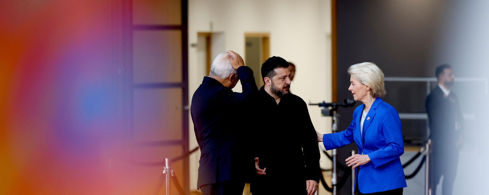Chủ tịch Hội đồng Châu Âu António Costa, Volodymyr Zelenskyy và Chủ tịch Ủy ban Châu Âu Ursula von der Leyen tại hội nghị thượng đỉnh EU ở Brussels. - Sputnik Việt Nam, 1920, 23.10.2026