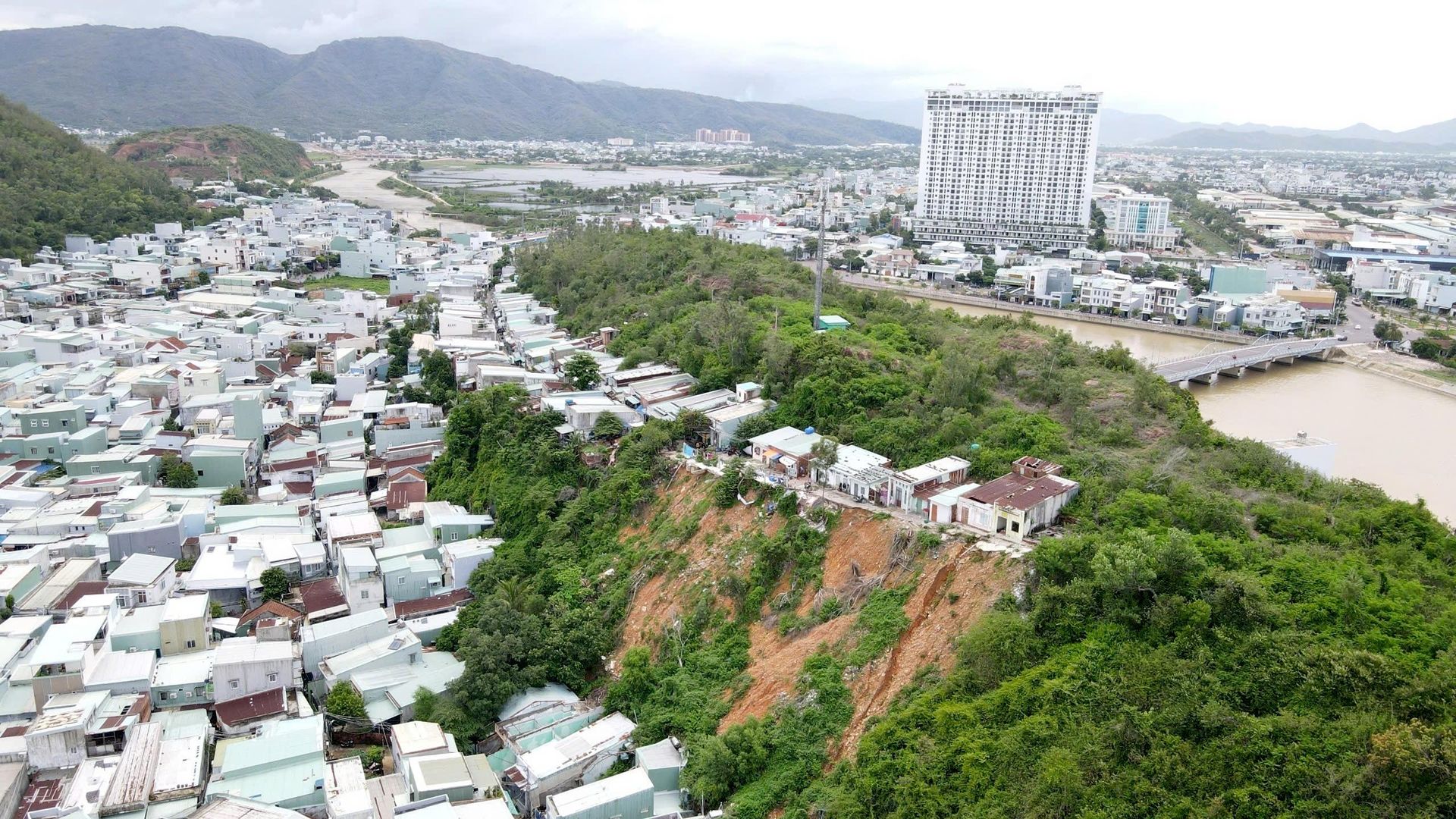 Nhiều hộ dân sống thấp thỏm ở khu vực núi Một, phường Quy Nhơn (Gia Lai) Nhiều hộ dân sống thấp thỏm ở khu vực núi Một, phường Quy Nhơn (Gia Lai) - Sputnik Việt Nam, 1920, 23.10.2026