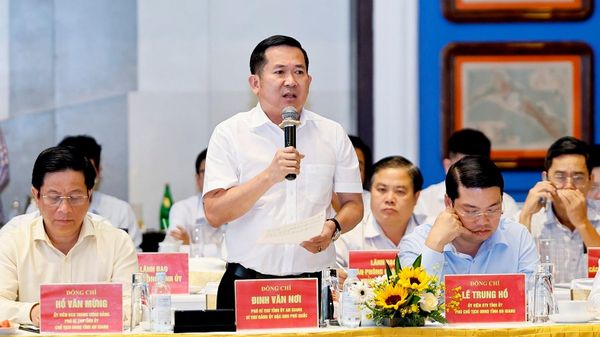 Chủ tịch Quốc hội kiểm tra tiến độ các công trình dự án phục vụ Hội nghị cấp cao APEC.  - Sputnik Việt Nam
