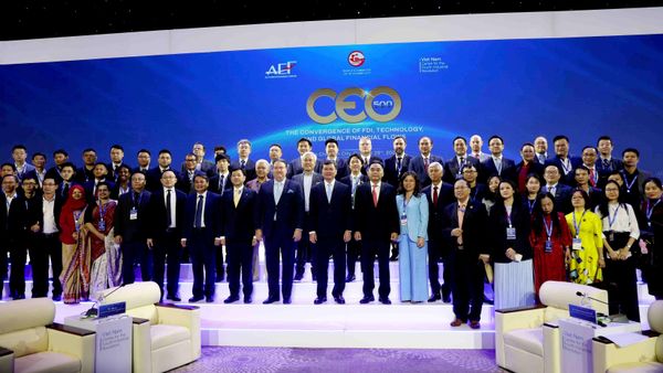 Lãnh đạo UBND Thành phố Hồ Chí Minh chụp ảnh lưu niệm cùng các đại biểu dự sự kiện CEO 500 - Sputnik Việt Nam