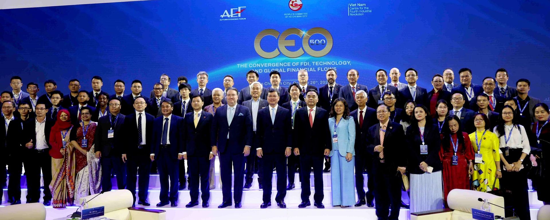 Lãnh đạo UBND Thành phố Hồ Chí Minh chụp ảnh lưu niệm cùng các đại biểu dự sự kiện CEO 500 - Sputnik Việt Nam, 1920, 27.10.2026