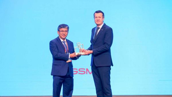 Giám đốc Khu vực châu Á - Thái Bình Dương của Hiệp hội Di động Toàn cầu (GSMA) Julian Gorman trao Giải thưởng Lãnh đạo Chính phủ năm 2026 của GSMA cho đại diện lãnh đạo Bộ Khoa học và Công nghệ - Sputnik Việt Nam