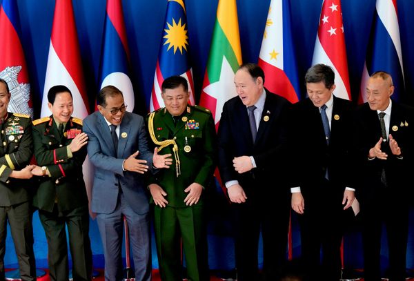 Bộ trưởng Quốc phòng Lào Đại tướng Khamlieng Outhakaysone, Bộ trưởng Quốc phòng Malaysia Mohamed Khaled Nordin, Tùy viên Quốc phòng Myanmar tại Philippines Chuẩn tướng Tun Tun San, Bộ trưởng Quốc phòng Philippines Gilberto Teodoro Jr., Bộ trưởng Quốc phòng Singapore Chan Chun Sing và Phó Thư ký Thường trực Bộ Quốc phòng Thái Lan Đại tướng Amarith Boon-suya (từ trái sang phải) tạo dáng chụp ảnh chung tại lễ khai mạc Hội nghị Bộ trưởng Quốc phòng ASEAN lần thứ 20 tại thành phố Cebu, Philippines. - Sputnik Việt Nam