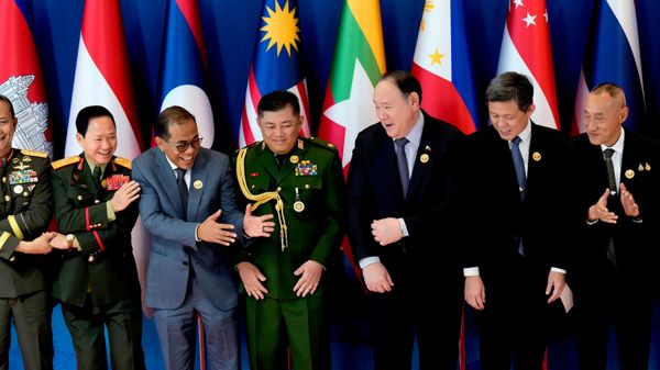 Bộ trưởng Quốc phòng Lào Đại tướng Khamlieng Outhakaysone, Bộ trưởng Quốc phòng Malaysia Mohamed Khaled Nordin, Tùy viên Quốc phòng Myanmar tại Philippines Chuẩn tướng Tun Tun San, Bộ trưởng Quốc phòng Philippines Gilberto Teodoro Jr., Bộ trưởng Quốc phòng Singapore Chan Chun Sing và Phó Thư ký Thường trực Bộ Quốc phòng Thái Lan Đại tướng Amarith Boon-suya (từ trái sang phải) tạo dáng chụp ảnh chung tại lễ khai mạc Hội nghị Bộ trưởng Quốc phòng ASEAN lần thứ 20 tại thành phố Cebu, Philippines. - Sputnik Việt Nam