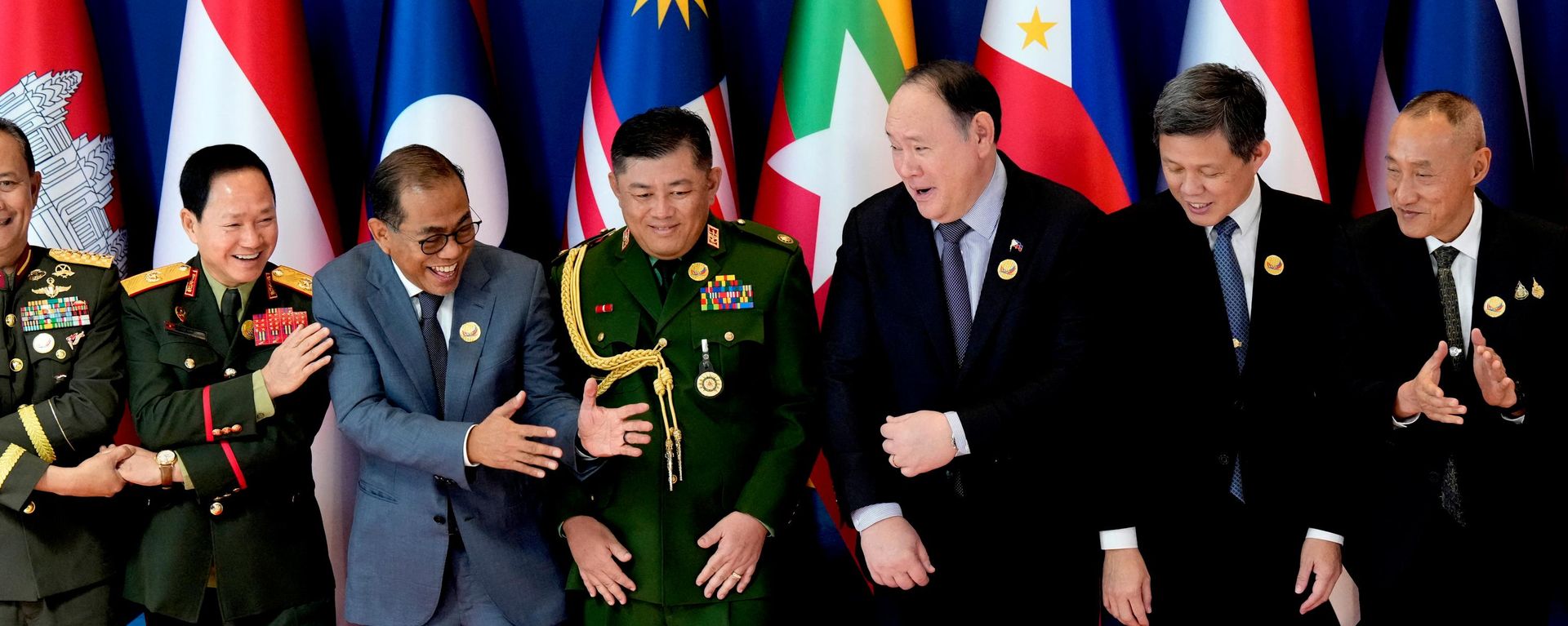 Bộ trưởng Quốc phòng Lào Đại tướng Khamlieng Outhakaysone, Bộ trưởng Quốc phòng Malaysia Mohamed Khaled Nordin, Tùy viên Quốc phòng Myanmar tại Philippines Chuẩn tướng Tun Tun San, Bộ trưởng Quốc phòng Philippines Gilberto Teodoro Jr., Bộ trưởng Quốc phòng Singapore Chan Chun Sing và Phó Thư ký Thường trực Bộ Quốc phòng Thái Lan Đại tướng Amarith Boon-suya (từ trái sang phải) tạo dáng chụp ảnh chung tại lễ khai mạc Hội nghị Bộ trưởng Quốc phòng ASEAN lần thứ 20 tại thành phố Cebu, Philippines. - Sputnik Việt Nam, 1920, 28.10.2026