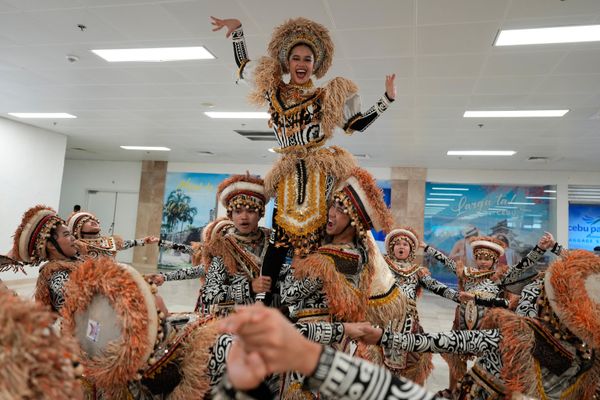 Các nghệ sĩ khiêu vũ tại sân bay Philippines để chào mừng các vị khách. - Sputnik Việt Nam