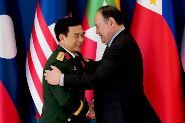 Bộ trưởng Quốc phòng Việt Nam Phan Văn Giang (bên trái) và Bộ trưởng Quốc phòng Philippines Gilberto Teodoro Jr. trong Hội nghị Bộ trưởng Quốc phòng ASEAN lần thứ 20 tại thành phố Cebu, Philippines. - Sputnik Việt Nam