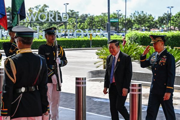 Tổng thư ký ASEAN, Tiến sĩ Cao Kim Horn (thứ hai từ bên phải) đến dự lễ khai mạc Hội nghị Bộ trưởng Quốc phòng ASEAN lần thứ 20 tại thành phố Cebu, Philippines. - Sputnik Việt Nam