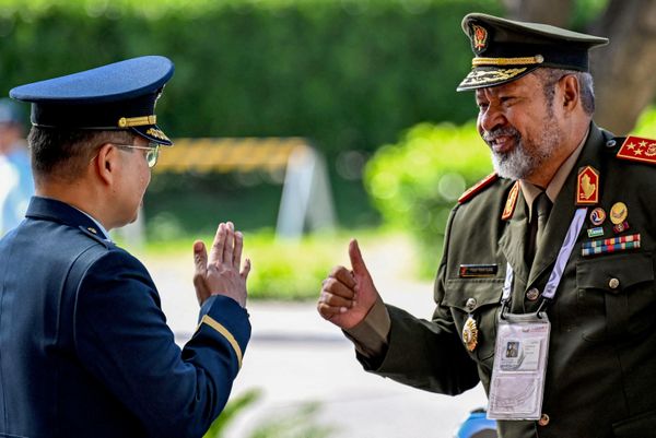 Tổng tư lệnh Lực lượng Quốc phòng Timor-Leste Falur Rateh Laek (phải) đến dự lễ khai mạc Hội nghị Bộ trưởng Quốc phòng ASEAN lần thứ 20 tại thành phố Cebu, Philippines. - Sputnik Việt Nam