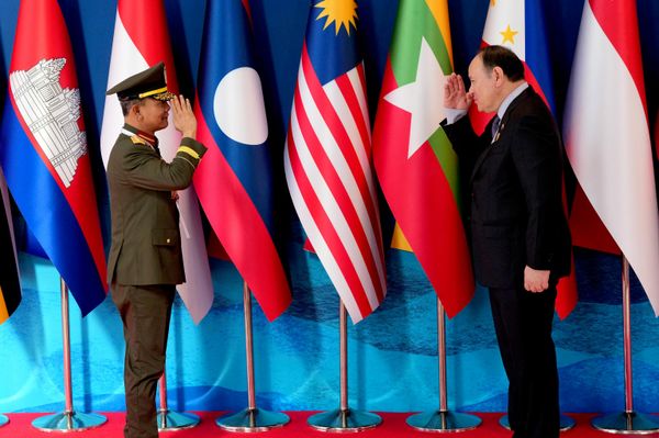 Thứ trưởng Quốc phòng Indonesia, Tướng Richard Tampubolon (trái) và Bộ trưởng Quốc phòng Philippines Gilberto Teodoro Jr. trong Hội nghị Bộ trưởng Quốc phòng ASEAN lần thứ 20 tại thành phố Cebu, Philippines. - Sputnik Việt Nam
