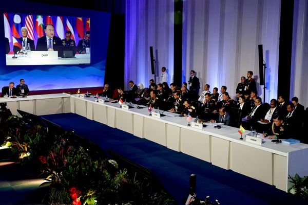 Bộ trưởng Quốc phòng Philippines Gilberto Teodoro xuất hiện trên màn hình trong bài phát biểu khai mạc Hội nghị Bộ trưởng Quốc phòng ASEAN lần thứ 20 (ADMM) tại Trung tâm Triển lãm Mactan ở Cebu, Philippines. - Sputnik Việt Nam