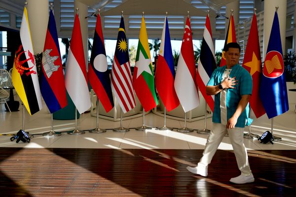 Khách bộ hành đi ngang qua dãy cờ của các quốc gia thành viên ASEAN tại Trung tâm Báo chí Quốc tế trước thềm Hội nghị Bộ trưởng Quốc phòng ASEAN lần thứ 20 (ADMM). - Sputnik Việt Nam
