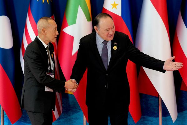 Phó Tổng thư ký Thường trực Bộ Quốc phòng Thái Lan Đại tướng Amarit Bunsuya (trái) và Bộ trưởng Quốc phòng Philippines Gilberto Teodoro Jr. trong Hội nghị Bộ trưởng Quốc phòng ASEAN lần thứ 20 (ADMM) tại thành phố Cebu, Philippines. - Sputnik Việt Nam