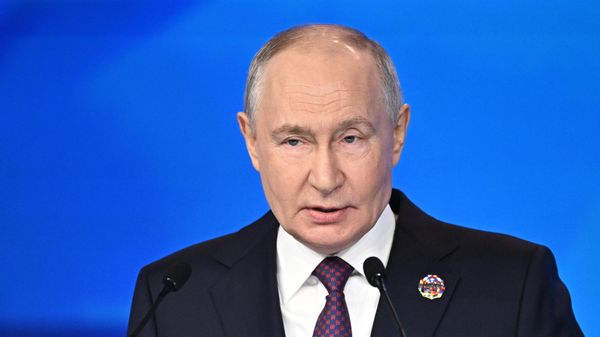 Tổng thống Nga Vladimir Putin phát biểu tại phiên họp toàn thể của Diễn đàn Kinh tế và Nhân đạo Nga-châu Phi ở Moskva - Sputnik Việt Nam