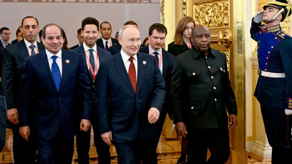 Tổng thống Nga Vladimir Putin trước phiên họp toàn thể của Hội nghị thượng đỉnh Nga-châu Phi lần thứ 3 tại Moskva - Sputnik Việt Nam