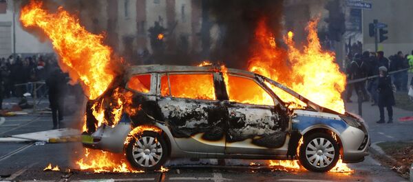 Xe cảnh sát bị đốt cháy ở Frankfurt-am-Main. - Sputnik Việt Nam