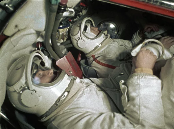 Hai phi hành gia Belyaev (trái) và Alexei Leonov (phải) Hai phi hành gia Belyaev (trái) và Alexei Leonov (phải) - Sputnik Việt Nam