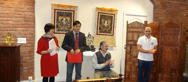 Đại diện Hội văn học nghệ thuật Việt Nam tại Nga đọc thơ và biểu diễn đàn bầu. - Sputnik Việt Nam