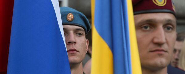 Người cầm cờ Nga và Ukraine - Sputnik Việt Nam